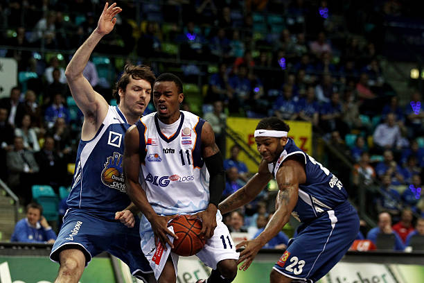 队锋线乏力 队锋线乏力