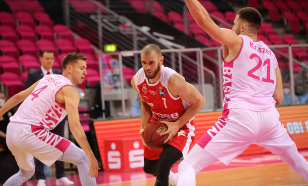 前往沙特？记者：前纽卡和曼联总监阿什沃斯正和利雅得胜利谈判.